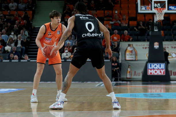 国米vs威尼斯：劳塔罗替补，图拉姆、埃斯波西托出战（国际米兰迎战威尼斯：图拉姆、埃斯波西托首发，劳塔罗替补待命）